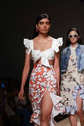 India Fashion Week - Hemant und Nandita Modenschau NEW DELHI, INDIA - OCTOBER 15: A model showcases the creation of designers Hemant and Nandita during Amazon India Fashion Week Spring-Summer 17 at NSIC Exhibition Complex on October 15, 2016 in New Delhi, India. (Photo by Amal Ks Hindustan Times) Amazon India Fashion Week Spring Summer 2017