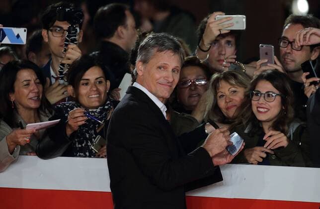 Filmfest in Rom - Captain Fantastic Filmpremiere Otober 17, 2016 - Rome, Italy - British actor VIGGO MORTENSEN on the red capet of Captain Fantastic during the ROme Film Festival 2016. Rome Italy - ZUMAi15_