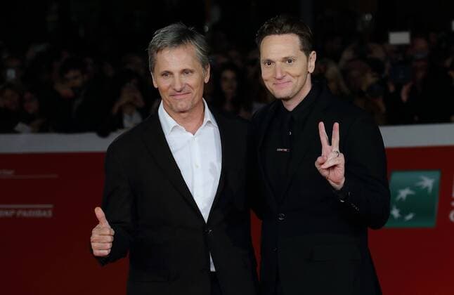 Filmfest in Rom - Captain Fantastic Filmpremiere Otober 17, 2016 - Rome, Italy - British actor VIGGO MORTENSEN with director MATT ROSS on the red capet of Captain Fantastic during the Rome Film Festival 2016. Rome Italy - ZUMAi15_