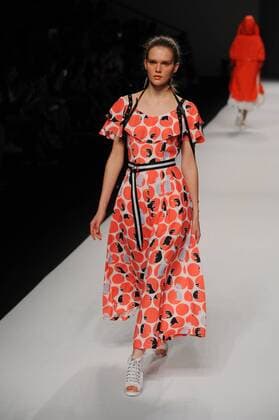 (161018) -- SHANGHAI, Oct. 17, 2016 -- A model presents a creation of designer Xiaofu Tan during the Shanghai Fashion Week in Shanghai, east China, Oct. 17, 2016. ) (wx) CHINA-SHANGHAI-FASHION WEEK-XIAOFU TAN (CN) GuoxChangyao 