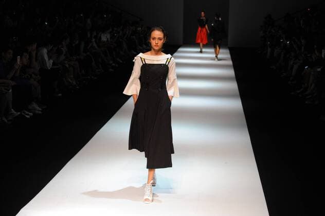 (161018) -- SHANGHAI, Oct. 17, 2016 -- A model presents a creation of designer Xiaofu Tan during the Shanghai Fashion Week in Shanghai, east China, Oct. 17, 2016. ) (wx) CHINA-SHANGHAI-FASHION WEEK-XIAOFU TAN (CN) GuoxChangyao 