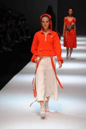 (161018) -- SHANGHAI, Oct. 17, 2016 -- A model presents a creation of designer Xiaofu Tan during the Shanghai Fashion Week in Shanghai, east China, Oct. 17, 2016. ) (wx) CHINA-SHANGHAI-FASHION WEEK-XIAOFU TAN (CN) GuoxChangyao 