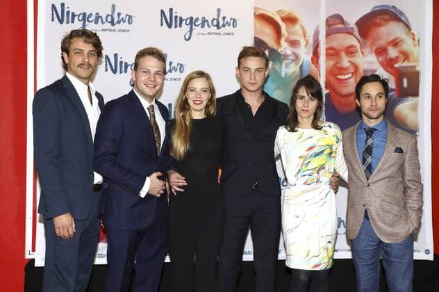 Frederik Götz, Ben Münchow, Saskia Rosendahl, Dennis Mojen, Amelie Kiefer und Ludwig Trepte bei der Premiere des Kinofilms Nirgendwo im Cubix Kino. Berlin, 17.10.2016 Foto:xS.xGabschx xFuturexImage