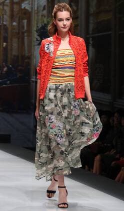 October 18, 2016, Tokyo, Japan - A model displays a creation of Japanese designer Yuki Torii at her 2017 spring summer collection in Tokyo as a part of Japan Fashion Week on Tuesday, October 18, 2016.  (lwxa005512)