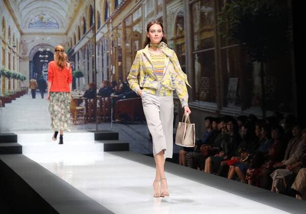 October 18, 2016, Tokyo, Japan - Models display creations of Japanese designer Yuki Torii at her 2017 spring summer collection in Tokyo as a part of Japan Fashion Week on Tuesday, October 18, 2016.  (lwxa005517)