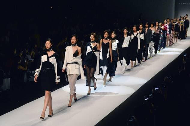 (161019) -- SHANGHAI, Oct. 19, 2016 -- Models present creations by designer Li Hailiang during the Shanghai Fashion Week in Shanghai, east China, Oct. 18, 2016. ) (wf) CHINA-SHANGHAI-FASHION WEEK (CN) GuoxChangyao 