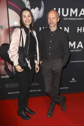 Veit Helmer mit Begleitung bei der Premiere des Dokumentarfilms Human - Die Menschheit im Delphi Filmpalast. Berlin, 18.10.2016 Foto:xS.xGabschx xFuturexImage