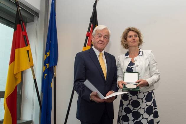 Heinz Gries erhält Wirtschaftspreis Mainz, GER - June 09, Heinz Gries erhält Wirtschaftspreis, Wirtschaftsministerium . Im Bild: Witrschaftsministerin Evelin Lemke überreicht Heinz Gries den Wirtschaftspreis des Landes Rheinlandpfalz.
