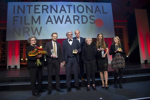 von links: Christiane BUECHNER, Büchner, Regisseurin, Preistraegerin, Tobias BUECHNER, Büchner, Produzent, Preistraeger, Peter SIMONISCHEK, Schauspieler, Pieter-JAn de PUE, BEL, Filmemacher, Claire DENIS, Regisseurin, Janine JACKOWSKI, Produzentin, Lucie BORLETEAU, Regisseurin, Franz-Josef LERSCH-MENSE, Minister für Bundesangelegenheiten, Europa und Medien Preisverleihung Film Festival Cologne in Koeln, 30.09.2015.