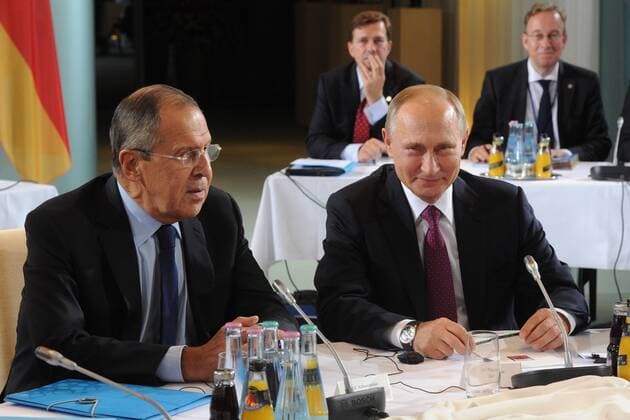 Bilder des Tages Ukraine-Gipfel in Berlin BERLIN, GERMANY - OCTOBER 19, 2016: Russia s Foreign Minister Sergei Lavrov (L) and Russia s President Vladimir Putin attend Normandy Format talks on the settlement of the Ukrainian crisis. Mikhail Metzel TASS  TS034F13