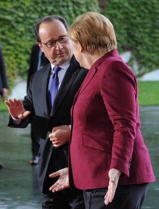 Ukraine-Gipfel in Berlin BERLIN, GERMANY - OCTOBER 19, 2016: France s President Francois Hollande (L) and Germany s Chancellor Angela Merkel seen ahead of Normandy Format talks on the settlement of the Ukrainian crisis. Mikhail Metzel TASS  TS034F15