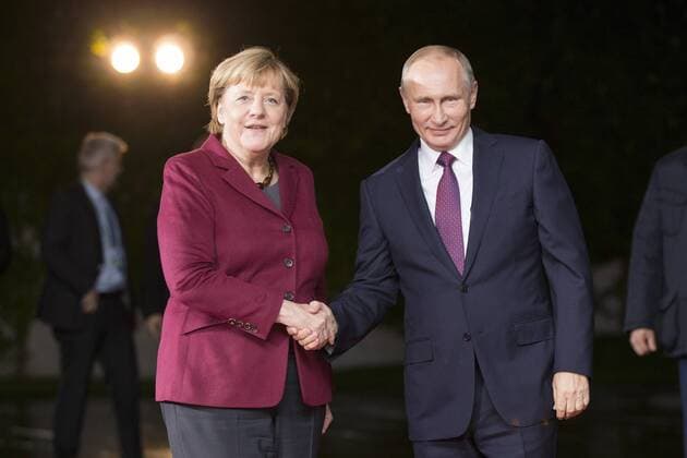 Bilder des Tages October 19, 2016 - Berlin, Germany - German Chancellor Angela Merkel and Russian President Vladimir Putin pose for the photographers upon his arrival at the Chancellery in Berlin, Germany on October 19, 2016. German Chancellor Angela Merkel is meeting in the Normandy format with French President Francois Hollande, Russian President Vladimir Putin and Ukrainian President Petro Poroshenko to discuss security in Ukraine and in Syria. Berlin Germany  - ZUMAn230 20161019_zaa_n230_080