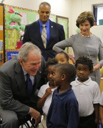 Themen der Woche Bilder des Tages George Bush besucht Schule in Fort Worth, Texas October 19, 2016 - Fort Worth, TX, USA - Former President George W. Bush and his wife Laura visit a classroom at Edward J. Briscoe Elementary School on Wednesday, Oct. 19, 2016 for a roundtable discussion on educational leadership. School principal Marion Mouton looks on. Fort Worth USA - ZUMAm67_ 20161019_zaf_m67_011