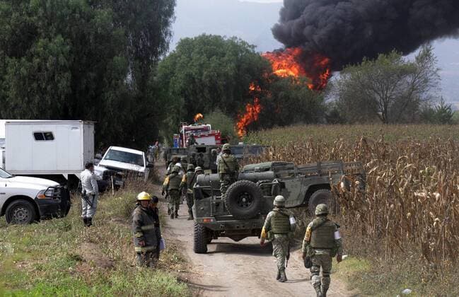 Bilder des Tages Explosion in PEMEX-Öllager in Mexiko October 19, 2016 - Mexico - PALMAR DE BRAVO, Pue. Explosion und Feuer in einem Pemex-Öllager in der Kommune Santa Cruz Monterrosas  - ZUMAu78_ 20161019_zaf_u78_012