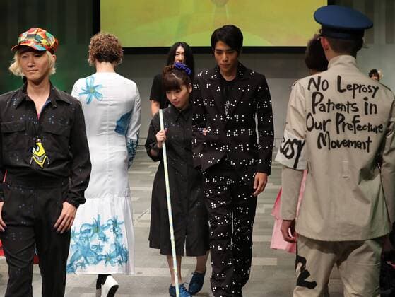 Bilder des Tages October 19, 2016, Tokyo, Japan - Models display creations of Japanese designer Takafumi Tsuruta at the tenbo 2017 spring summer collection as a part of Japan Fashion Week in Tokyo on Wednesday, October 19, 2016.  (lwxa005572)