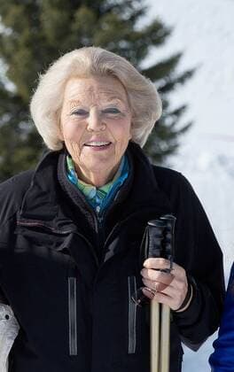 22-02-2016 Wintersport King Willem-Alexander and Queen Maxima and Princess Amalia and Princess Alexia and Princess Ariane with Princess Beatrix and Prince Constantijn and Princess Laurentien and Eloise and Claus-Casimir and Leonore pose for the media during a photo session in the Austrian skiing resort of Lech.  Copyright: PPEx