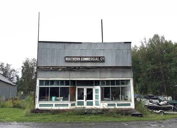 Alaska USA, United States, Alaska, Manley Hot Spring, 27.08.2016 Verlassenes Geschaeft Northern Commercial in Hot Spring, Alaska, USA. Closed shop Northern Commercial in Manley Hot Spring in Alaska, USA.