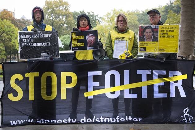 Bilder des Tages Gegen die andauernde Inhaftierung des saudi-arabischen Blogger Raif Badawi protestierten am Donnerstag (20.10.16) Aktivisten von Amnesty International vor dem Generalkonsulat von Saudi-Arabien am Frankfurter Messeturm mit Plakaten und einer Unterschriftenaktion. Wegen Beleidigung des Islam hatte ein Gericht Badawi am 8. Mai 2014 zu zehn Jahren Haft und 1000 Peitschenhieben sowie einer Geldstrafe von etwa 194.000 â?¬ verurteilt. Protest gegen Inhaftierung des Bloggers Raif Badawi in Frankfurt Copyright: epd-bild HeikexLyding EDITORIAL USE ONLY