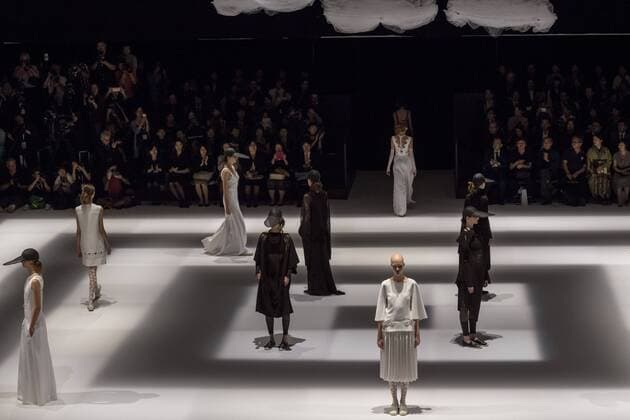 Themen der Woche Bilder des Tages Tokyo Fashion Week - Hiroko Koshino Modenschau October 20, 2016 - Tokyo, Tokyo, Japan - A model walks the runway during the Hiroko Koshino show as part of Fashion Week Tokyo Spring Summer 2017. Tokyo Japan - ZUMAc166 20161020_zap_c166_016