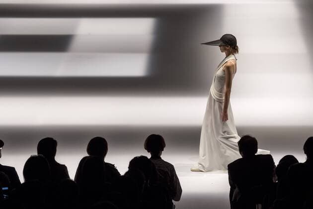 Tokyo Fashion Week - Hiroko Koshino Modenschau October 20, 2016 - Tokyo, Tokyo, Japan - A model walks the runway during the Hiroko Koshino show as part of Fashion Week Tokyo Spring Summer 2017. Tokyo Japan - ZUMAc166 20161020_zap_c166_018