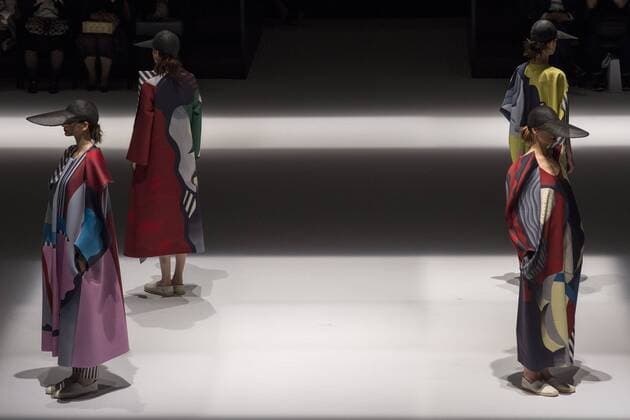 Tokyo Fashion Week - Hiroko Koshino Modenschau October 20, 2016 - Tokyo, Tokyo, Japan - A model walks the runway during the Hiroko Koshino show as part of Fashion Week Tokyo Spring Summer 2017. Tokyo Japan - ZUMAc166 20161020_zap_c166_004