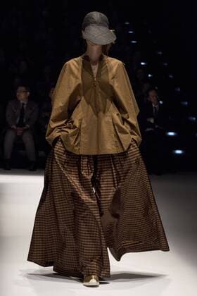 Tokyo Fashion Week - Hiroko Koshino Modenschau October 20, 2016 - Tokyo, Tokyo, Japan - A model walks the runway during the Hiroko Koshino show as part of Fashion Week Tokyo Spring Summer 2017. Tokyo Japan - ZUMAc166 20161020_zap_c166_028