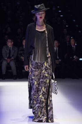 Tokyo Fashion Week - Hiroko Koshino Modenschau October 20, 2016 - Tokyo, Tokyo, Japan - A model walks the runway during the Hiroko Koshino show as part of Fashion Week Tokyo Spring Summer 2017. Tokyo Japan - ZUMAc166 20161020_zap_c166_026