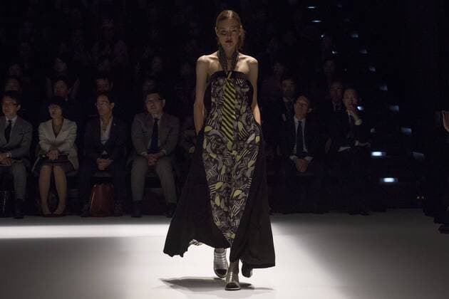 Tokyo Fashion Week - Hiroko Koshino Modenschau October 20, 2016 - Tokyo, Tokyo, Japan - A model walks the runway during the Hiroko Koshino show as part of Fashion Week Tokyo Spring Summer 2017. Tokyo Japan - ZUMAc166 20161020_zap_c166_022