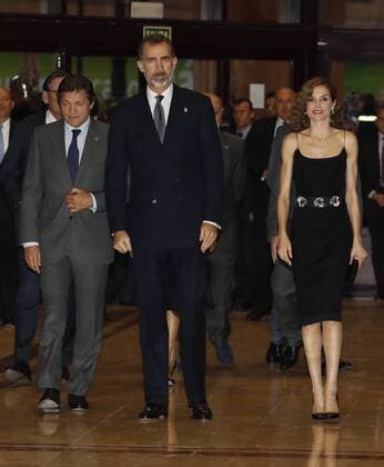 Verleihung Prinzessin-von-Asturien-Preis in Oviedo Spain s King Felipe VI (C), Queen Letizia (R), and the Regional President of Asturias, Javier Fernandez (L), arrive for the XXV Princess of Asturias Awards Concert in Oviedo, in the province of Asturias, northern Spain, 20 October 2016. The Princess of Asturias awards handover ceremony will be held at the Campoamor Theatre in Oviedo on 21 October. Spanish royal couple chair the XXV Princess of Asturias Awards Concert !ACHTUNG: NUR REDAKTIONELLE NUTZUNG!  GRA425 20161020-636125903187082296