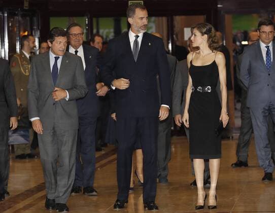 Verleihung Prinzessin-von-Asturien-Preis in Oviedo Spain s King Felipe VI (C), Queen Letizia (R), and the Regional President of Asturias, Javier Fernandez (L), arrive for the XXV Princess of Asturias Awards Concert in Oviedo, in the province of Asturias, northern Spain, 20 October 2016. The Princess of Asturias awards handover ceremony will be held at the Campoamor Theatre in Oviedo on 21 October. Spanish royal couple chair the XXV Princess of Asturias Awards Concert !ACHTUNG: NUR REDAKTIONELLE NUTZUNG!  GRA425 20161020-636125903195506188