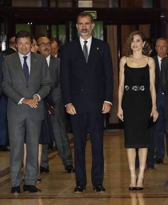 Verleihung Prinzessin-von-Asturien-Preis in Oviedo Spain s King Felipe VI (C), Queen Letizia (R), and the Regional President of Asturias, Javier Fernandez (L), arrive for the XXV Princess of Asturias Awards Concert in Oviedo, in the province of Asturias, northern Spain, 20 October 2016. The Princess of Asturias awards handover ceremony will be held at the Campoamor Theatre in Oviedo on 21 October. Spanish royal couple chair the XXV Princess of Asturias Awards Concert !ACHTUNG: NUR REDAKTIONELLE NUTZUNG!  GRA425 20161020-636125903863801620