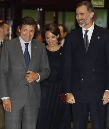 Verleihung Prinzessin-von-Asturien-Preis in Oviedo Spain s King Felipe VI (R), and the Regional President of Asturias, Javier Fernandez (L), arrive for the XXV Princess of Asturias Awards Concert in Oviedo, in the province of Asturias, northern Spain, 20 October 2016. The Princess of Asturias awards handover ceremony will be held at the Campoamor Theatre in Oviedo on 21 October. Spanish royal couple chair the XXV Princess of Asturias Awards Concert !ACHTUNG: NUR REDAKTIONELLE NUTZUNG!  GRA425 20161020-636125903873473496