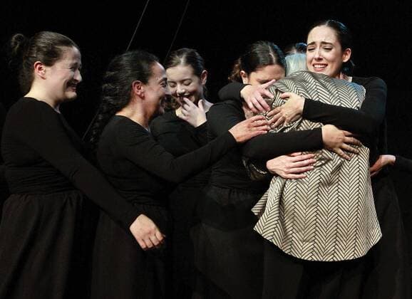 Verleihung Prinzessin-von-Asturien-Preis in Oviedo Spanish actress and director Nuria Espert (R) Princess of Asturias Award of the Arts 2016, is hugged by young actresses who took part at the tribute titled Espectacular (Spectacular) after Espert s visit at the Escuela Superior de Arte Dramático del Principado de Asturias (ESAD) acting school in Gijon, Asturias, Spain, 20 October 2016. TRIBUTE OF YOUNG ACTRESSES TO NURIA ESPERT, PRINCESS OF ASTURIAS AWARD IN ARTS 2016 !ACHTUNG: NUR REDAKTIONELLE NUTZUNG!  GIJ001 20161020-636125926779367980