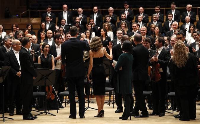 Verleihung Prinzessin-von-Asturien-Preis in Oviedo Spain s King Felipe VI (C-L) and Queen Letizia (C-R) after attending to the XXV Princess of Asturias Awards Concert in Oviedo, in the province of Asturias, northern Spain, 20 October 2016. The Princess of Asturias awards handover ceremony will be held at the Campoamor Theatre in Oviedo on 21 October. Spanish royal couple chair the XXV Princess of Asturias Awards Concert !ACHTUNG: NUR REDAKTIONELLE NUTZUNG!  20161020-636125974020710007
