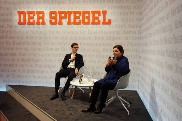 Frankfurter Buchmesse International Book Fair Frankfurt 2016, Messestand DER SPIEGEL. Gast: Sibylle Lewitscharoff und Sebastian Hammelehle, links im Bild.