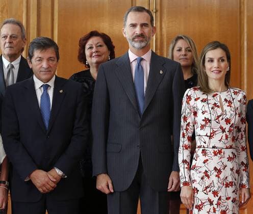 Spain s King Felipe VI (C), Queen Letizia (R) and Asturias regional president Javier Fernandez (L) pose during the audience granted to the laureates of Asturias Medals 2016 and the winners of the End of University Course 2015 of Oviedo University in Oviedo, Asturias region, northern Spain, 21 October 2016. The named audience was held in the frame of the 36th Princess of Asturias Awards, whose awarding ceremony will be held later on the day. EVENT IN THE FRAME OF PRINCESS OF ASTURIAS AWARDS !ACHTUNG: NUR REDAKTIONELLE NUTZUNG!  20161021-636126498172114488