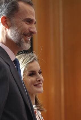 Spain s King Felipe VI (L) and Queen Letizia grant an audience to the laureates of Asturias Medals 2016 and the winners of the End of University Course 2015 of Oviedo University in Oviedo, Asturias region, northern Spain, 21 October 2016. The named audience was held in the frame of the 36th Princess of Asturias Awards, whose awarding ceremony will be held later on the day. EVENT IN THE FRAME OF PRINCESS OF ASTURIAS AWARDS !ACHTUNG: NUR REDAKTIONELLE NUTZUNG!  20161021-636126498816238764