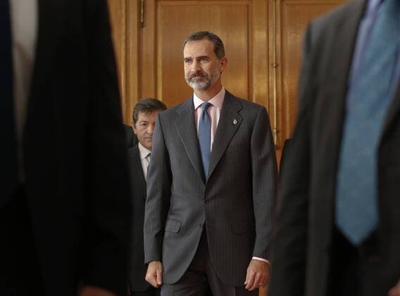 Spain s King Felipe VI (C) and Queen Letizia (not pictured) grant an audience to the laureates of Asturias Medals 2016 and the winners of the End of University Course 2015 of Oviedo University in Oviedo, Asturias region, northern Spain, 21 October 2016. The named audience was held in the frame of the 36th Princess of Asturias Awards, whose awarding ceremony will be held later on the day. EVENT IN THE FRAME OF PRINCESS OF ASTURIAS AWARDS !ACHTUNG: NUR REDAKTIONELLE NUTZUNG!  20161021-636126499464246992