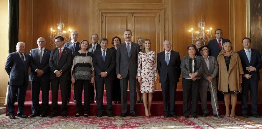 Bilder des Tages Spain s King Felipe VI (6th-L, front) and Queen Letizia (6th-R, front) grant an audience to the laureates of Asturias Medals 2016 and the winners of the End of University Course 2015 of Oviedo University in Oviedo, Asturias region, northern Spain, 21 October 2016. The named audience was held in the frame of the 36th Princess of Asturias Awards, whose awarding ceremony will be held later on the day. EVENT IN THE FRAME OF PRINCESS OF ASTURIAS AWARDS !ACHTUNG: NUR REDAKTIONELLE NUTZUNG!  20161021-636126508566665374