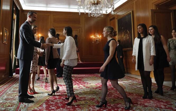 Spain s King Felipe VI (L) and Queen Letizia (2nd-L) grant an audience to the laureates of Asturias Medals 2016 and the winners of the End of University Course 2015 of Oviedo University in Oviedo, Asturias region, northern Spain, 21 October 2016. The named audience was held in the frame of the 36th Princess of Asturias Awards, whose awarding ceremony will be held later on the day. EVENT IN THE FRAME OF PRINCESS OF ASTURIAS AWARDS !ACHTUNG: NUR REDAKTIONELLE NUTZUNG!  20161021-636126509884848474
