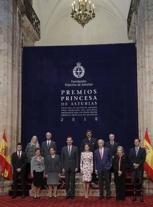 CAPTION CORRECTION: IDENTIFICATION Spain s King Felipe VI (C) and Queen Letizia (4nd-R, front) pose during the audience they granted to the laureates of Princess of Asturias Awards 2016 in Oviedo, Asturias region, northern Spain, 21 October 2016. The 36th edition of the Princess of Asturias Awards awarding ceremony will be held in Oviedo later on the day. Audience to laureates of Princess of Asturias Awards !ACHTUNG: NUR REDAKTIONELLE NUTZUNG!  20161021-636126540911650654
