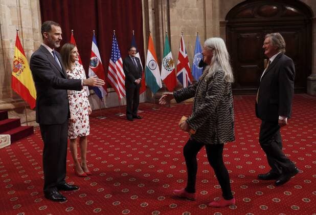 Spain s King Felipe VI (L) and Queen Letizia welcome British professor Mary Beard (2nd-R), Princess of Asturias Award for Social Sciences 2016 award-winner, during the audience they granted to the laureates of Princess of Asturias Awards 2016 in Oviedo, Asturias region, northern Spain, 21 October 2016. The 36th edition of the Princess of Asturias Awards awarding ceremony will be held in Oviedo later on the day. Audience to laureates of Princess of Asturias Awards !ACHTUNG: NUR REDAKTIONELLE NUTZUNG!  20161021-636126545506571744