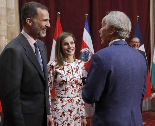 Spain s King Felipe VI (L) and Queen Letizia welcome US writer Richard Ford (R), Princess of Asturias Award for Literature 2016 award-winner, during the audience they granted to the laureates of Princess of Asturias Awards 2016 in Oviedo, Asturias region, northern Spain, 21 October 2016. The 36th edition of the Princess of Asturias Awards awarding ceremony will be held in Oviedo later on the day. Audience to laureates of Princess of Asturias Awards !ACHTUNG: NUR REDAKTIONELLE NUTZUNG!  20161021-636126551540943458
