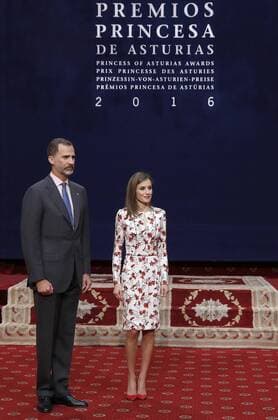 Spain s King Felipe VI (L) and Queen Letizia stand during the audience they granted to the laureates of Princess of Asturias Awards 2016 in Oviedo, Asturias region, northern Spain, 21 October 2016. The 36th edition of the Princess of Asturias Awards awarding ceremony will be held in Oviedo later on the day. Audience to laureates of Princess of Asturias Awards !ACHTUNG: NUR REDAKTIONELLE NUTZUNG!  20161021-636126552800371850