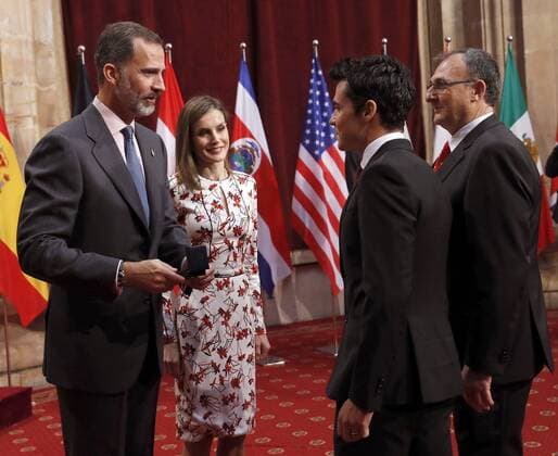Spain s King Felipe VI (L) and Queen Letizia welcome Spanish triathlete Javier Gomez Noya (2nd-R), Princess of Asturias Award for Sports 2016 award-winner, during the audience they granted to the laureates of Princess of Asturias Awards 2016 in Oviedo, Asturias region, northern Spain, 21 October 2016. The 36th edition of the Princess of Asturias Awards awarding ceremony will be held in Oviedo later on the day. Audience to laureates of Princess of Asturias Awards !ACHTUNG: NUR REDAKTIONELLE NUTZUNG!  20161021-636126553488167032