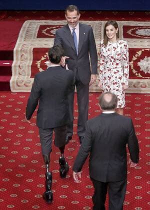 Spain s King Felipe VI (L-back) and Queen Letizia (R-back) welcome US physicist and mechanical engineer Hugh Herr (L-front), Princess of Asturias Award for Technical and Scientific Research 2016 award-winner, during the audience they granted to the laureates of Princess of Asturias Awards 2016 in Oviedo, Asturias region, northern Spain, 21 October 2016. The 36th edition of the Princess of Asturias Awards awarding ceremony will be held in Oviedo later on the day. Audience to laureates of Princess of Asturias Awards !ACHTUNG: NUR REDAKTIONELLE NUTZUNG!  20161021-636126556067593962