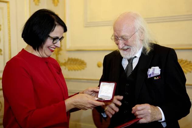 Andrea Ecker und Karl Merkatz bei der Verleihung des Österreichischen Ehrenkreuzes für Wissenschaft und Kunst 1. Klasse an Karl Merkatz im Bundeskanzleramt. Wien, 20.10.2016 Foto:xF.xJ.xMorgenbesserx xFuturexImage