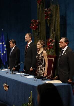 Prinzessin-von-Asturien-Preis Spain s King Felipe VI (C-L), Queen Letizia (C-R), Regional President of Asturias, Javier Fernandez (L), and President of the Princess of Asturias Foundation, Matias Rodriguez Inciarte (R), attend the 36th edition of the Princess of Asturias Awards handover ceremony at the Campoamor Theatre in Oviedo, province of Asturias, northern Spain, 21 October 2016. Princess of Asturias Awards handover ceremony !ACHTUNG: NUR REDAKTIONELLE NUTZUNG!  GRA390 20161021-636126724450240175
