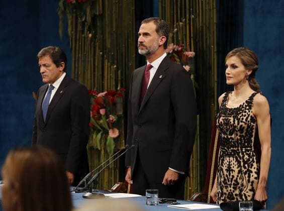 Prinzessin-von-Asturien-Preis Spain s King Felipe VI (C), Queen Letizia (R), and the Regional President of Asturias, Javier Fernandez (L), attend the 36th edition of the Princess of Asturias Awards handover ceremony at the Campoamor Theatre in Oviedo, province of Asturias, northern Spain, 21 October 2016. Princess of Asturias Awards handover ceremony !ACHTUNG: NUR REDAKTIONELLE NUTZUNG!  GRA390 20161021-636126727097994229