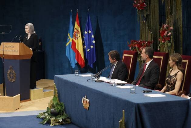 Prinzessin-von-Asturien-Preis Spanish actress Nuria Espert (L), winner of the 2016 Princess of Asturias Award of Arts, delivers her speech in presence of Spain s King Felipe VI (2R), Queen Letizia (R), and regional President of Asturias, Javier Fernandez, during the 36th edition of the Princess of Asturias Awards handover ceremony at the Campoamor Theatre in Oviedo, province of Asturias, northern Spain, 21 October 2016. Princess of Asturias Awards handover ceremony !ACHTUNG: NUR REDAKTIONELLE NUTZUNG!  GRA426 20161021-636126740442599416